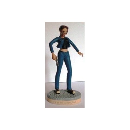 FIGURINE LARA CROFT l'ange des ténèbres. paris